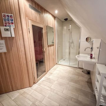 Badezimmer mit Sauna im Spitzboden Badezimmer mit Sauna im Spitzboden
